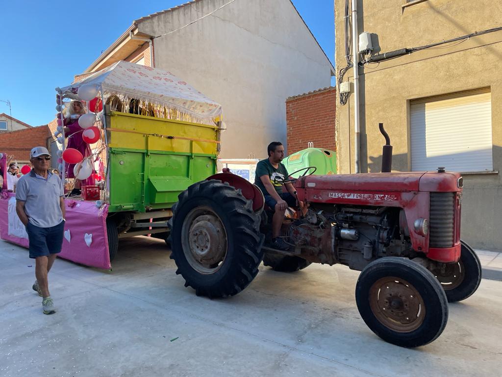 La localidad celebra unas fiestas a la vieja usanza con al vuelta a la normalidad tras la pandemia y recupera sus desfiles de disfraces donde la música y la diversión han marcado la jornada | El MatadeonFest se ha convertido en otra cita ineludible para los amantes de la música el primer fin de semana de septiembre.