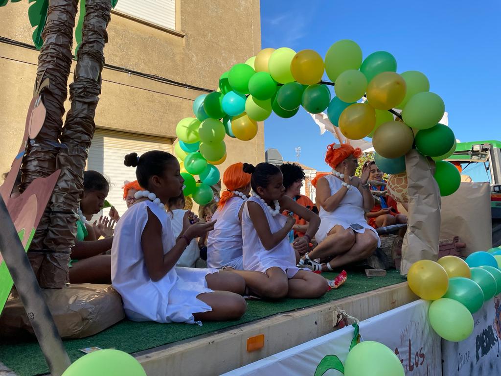 La localidad celebra unas fiestas a la vieja usanza con al vuelta a la normalidad tras la pandemia y recupera sus desfiles de disfraces donde la música y la diversión han marcado la jornada | El MatadeonFest se ha convertido en otra cita ineludible para los amantes de la música el primer fin de semana de septiembre.