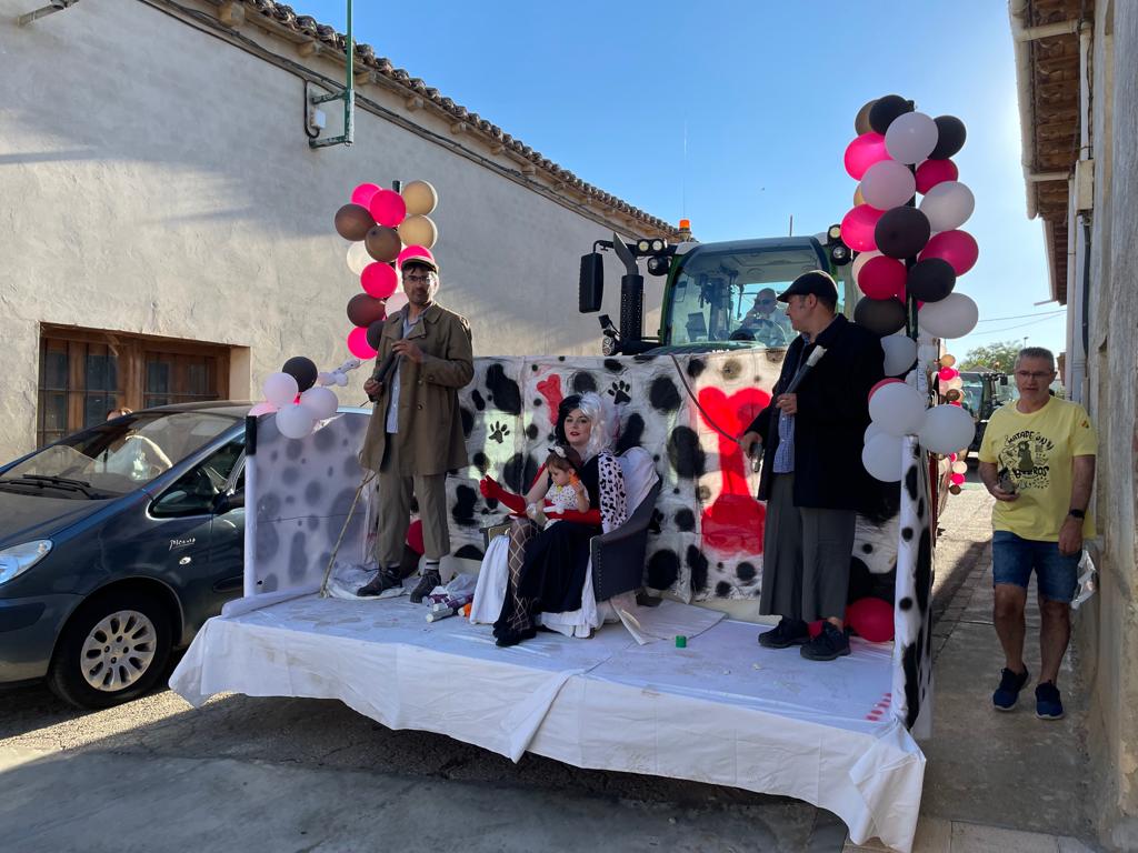 La localidad celebra unas fiestas a la vieja usanza con al vuelta a la normalidad tras la pandemia y recupera sus desfiles de disfraces donde la música y la diversión han marcado la jornada | El MatadeonFest se ha convertido en otra cita ineludible para los amantes de la música el primer fin de semana de septiembre.