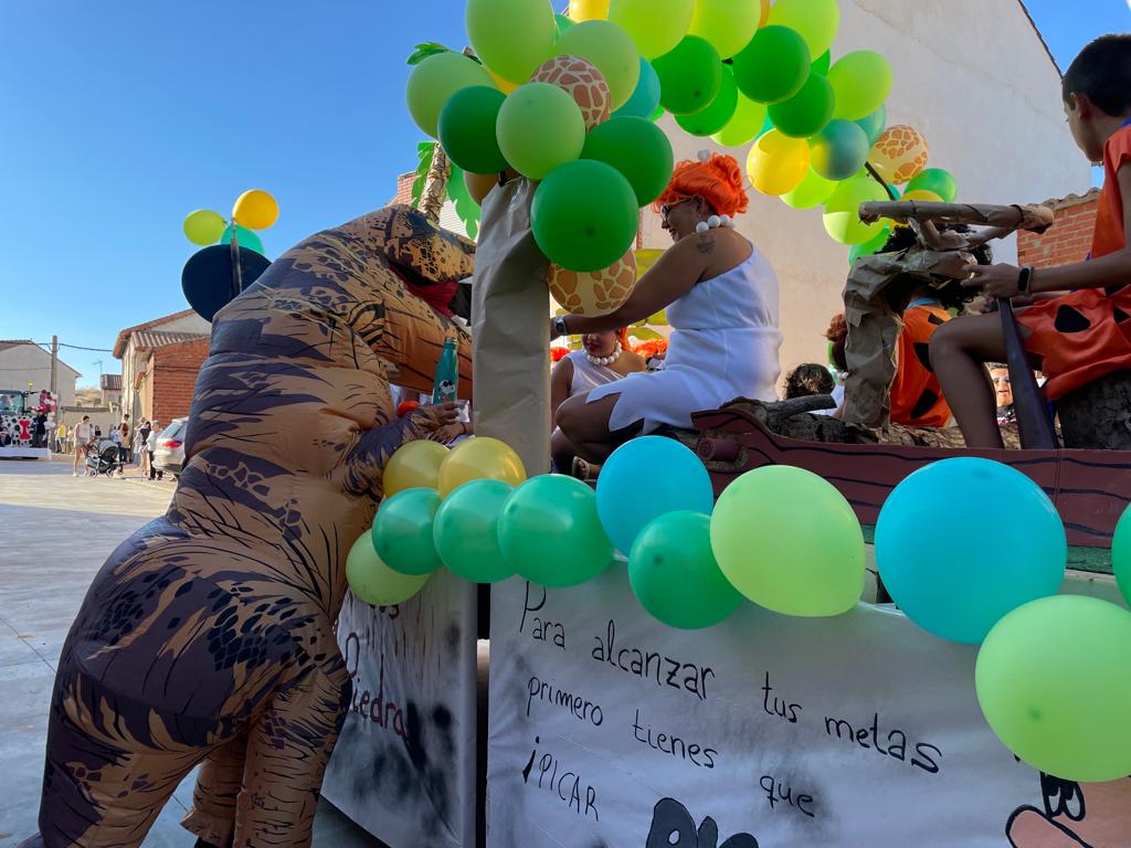 La localidad celebra unas fiestas a la vieja usanza con al vuelta a la normalidad tras la pandemia y recupera sus desfiles de disfraces donde la música y la diversión han marcado la jornada | El MatadeonFest se ha convertido en otra cita ineludible para los amantes de la música el primer fin de semana de septiembre.