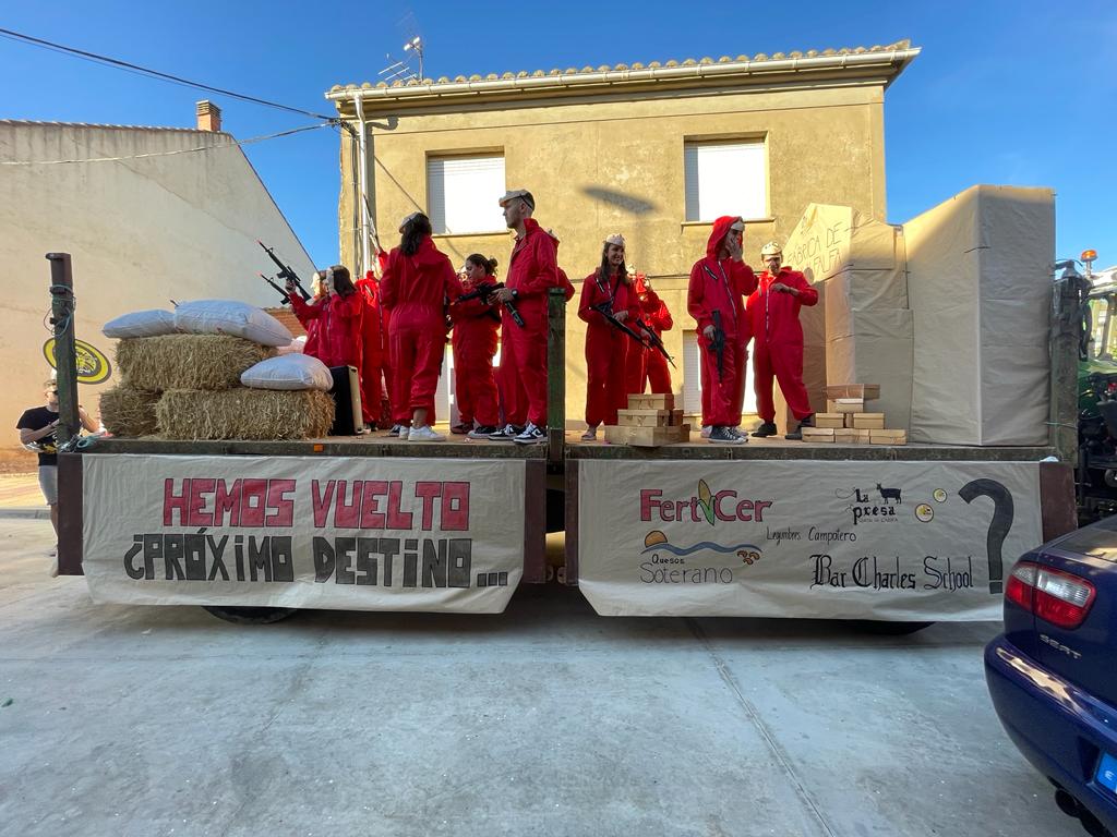 La localidad celebra unas fiestas a la vieja usanza con al vuelta a la normalidad tras la pandemia y recupera sus desfiles de disfraces donde la música y la diversión han marcado la jornada | El MatadeonFest se ha convertido en otra cita ineludible para los amantes de la música el primer fin de semana de septiembre.