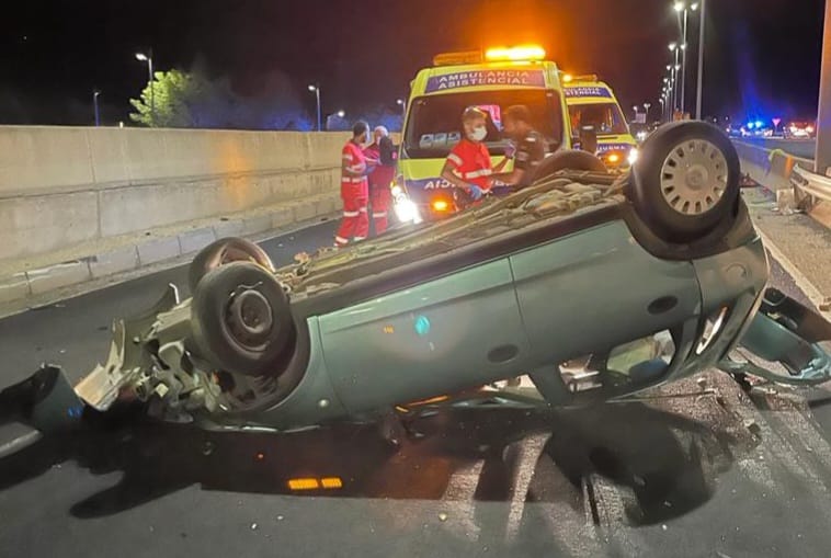 Como resultado del accidente el vehículo en el que viaja la persona fallecida dio varias vueltas de campana. 