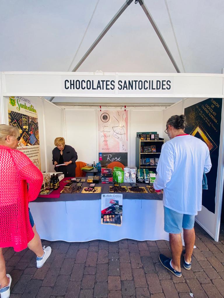 La localidad del Órbigo celebra por todo lo alto la XV edició nde la Feria del Dulce, una cita que vuelve tras la pandemia | Una treintena de expositores hacen las delicias durante este primer fin de semana de septiembre de vecinos y visitantes que disfrutan también de la música, los talleres y las degustaciones 