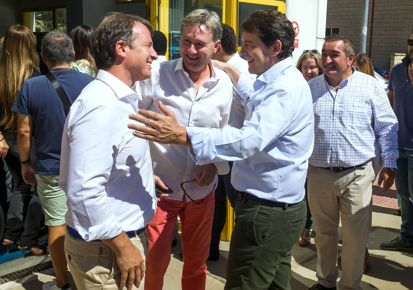 El presidente del PP de Castilla y León, Alfonso Fernández Mañueco, asiste al acto de apertura del curso político del PP de Burgos, junto al presidente provincial de la formación, Borja Suárez, donde comparten una comida con afiliados y simpatizantes.