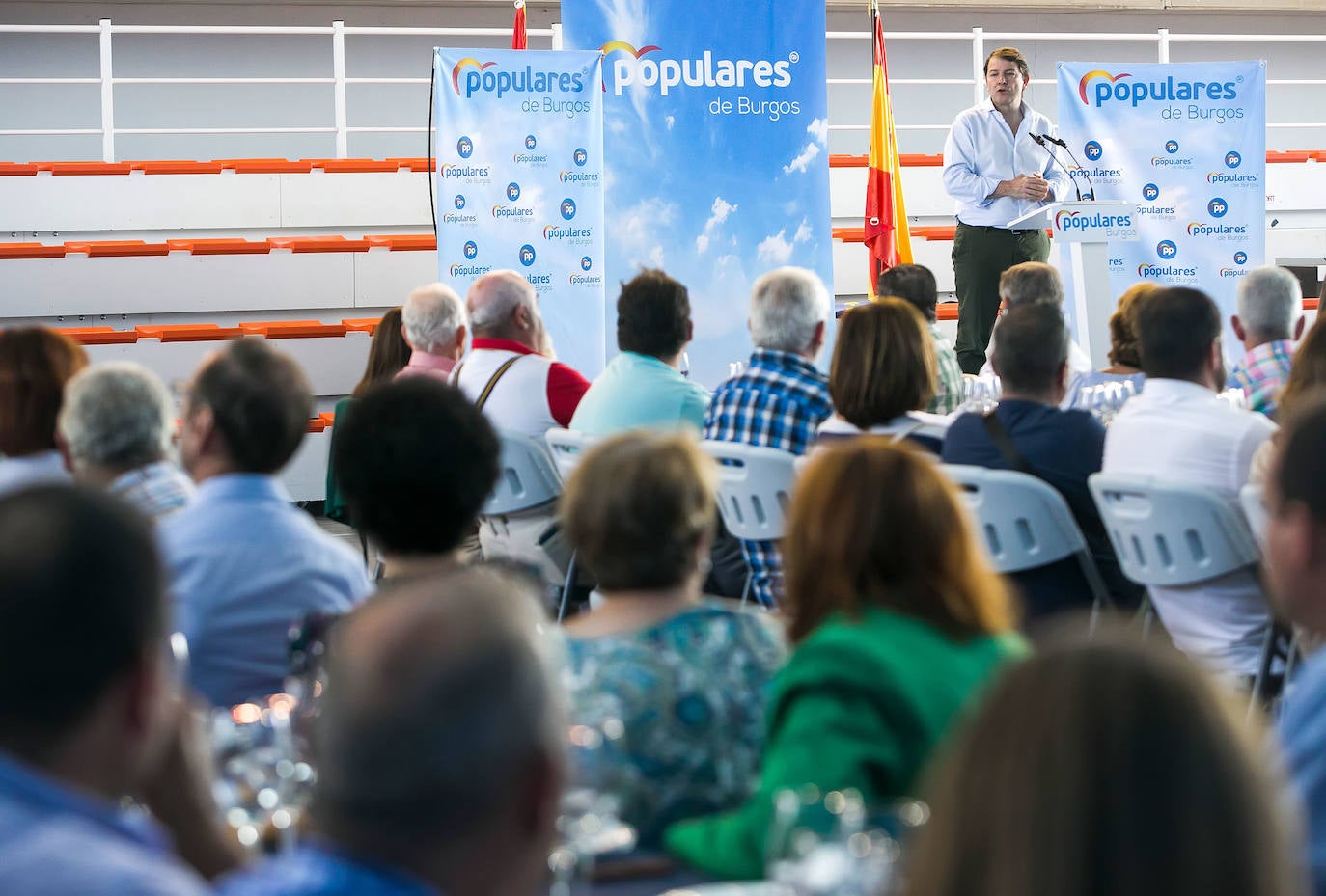 El presidente del PP de Castilla y León, Alfonso Fernández Mañueco, asiste al acto de apertura del curso político del PP de Burgos, junto al presidente provincial de la formación, Borja Suárez, donde comparten una comida con afiliados y simpatizantes.