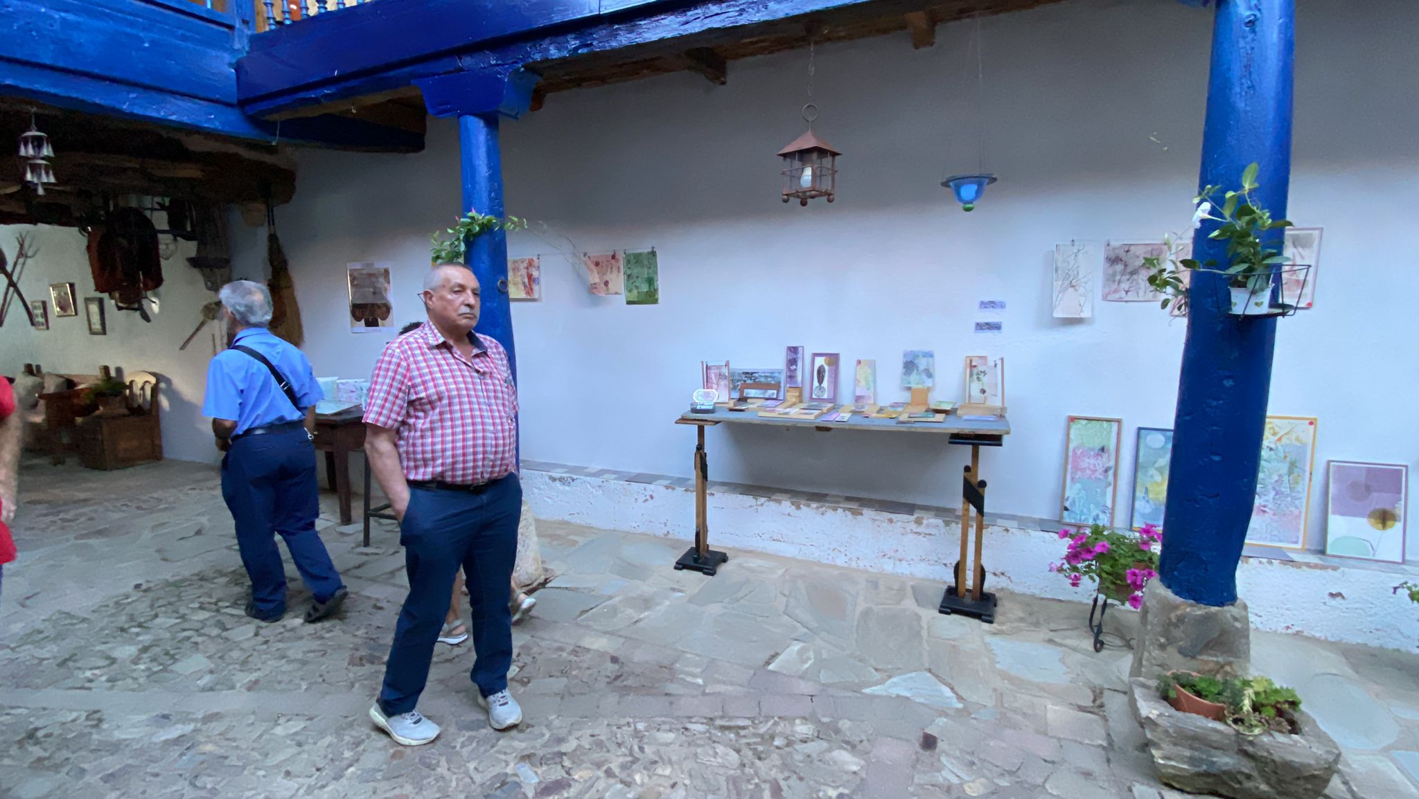 Santa Colomba de Somoza celebra este primer fin de semana de septiembre la IV Feria de la Artesanía 'Patios con Arte' | Medio centenar de artistas presentan sus trabajos en una decena de casas maragatas, símbolo de la arquitectura tradicional de la zona.