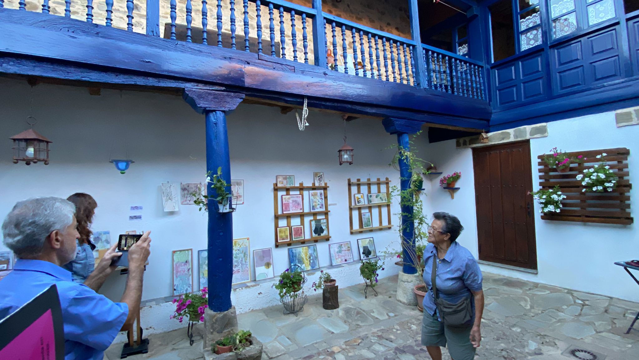 Santa Colomba de Somoza celebra este primer fin de semana de septiembre la IV Feria de la Artesanía 'Patios con Arte' | Medio centenar de artistas presentan sus trabajos en una decena de casas maragatas, símbolo de la arquitectura tradicional de la zona.