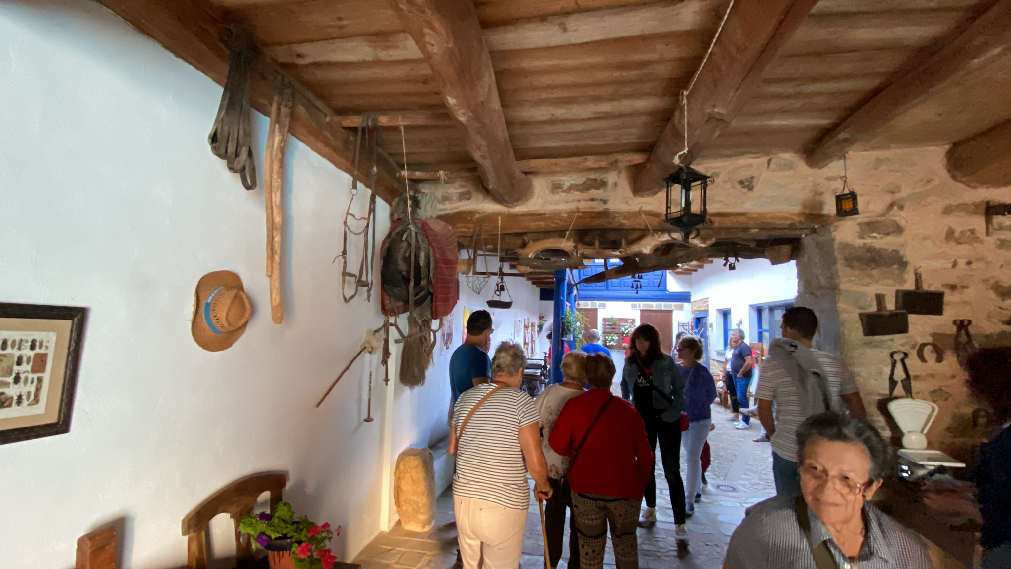 Santa Colomba de Somoza celebra este primer fin de semana de septiembre la IV Feria de la Artesanía 'Patios con Arte' | Medio centenar de artistas presentan sus trabajos en una decena de casas maragatas, símbolo de la arquitectura tradicional de la zona.