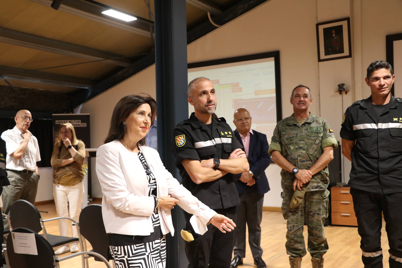 La ministra de Defensa descarta cerrar el campo de El Teleno: «El cambio climático está influyendo mucho en los incendios». Margarita Robles visita el V Batallón de la UME en la base militar leonesa de Conde Gazola: «Quiero poner en valor lo orgullosos que nos sentimos de la UME. León es una ciudad y una provincia para España, que hace muy grande nuestro país». 