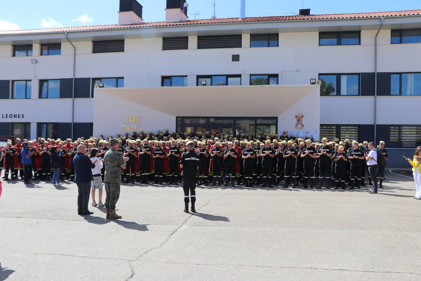 La ministra de Defensa descarta cerrar el campo de El Teleno: «El cambio climático está influyendo mucho en los incendios». Margarita Robles visita el V Batallón de la UME en la base militar leonesa de Conde Gazola: «Quiero poner en valor lo orgullosos que nos sentimos de la UME. León es una ciudad y una provincia para España, que hace muy grande nuestro país». 