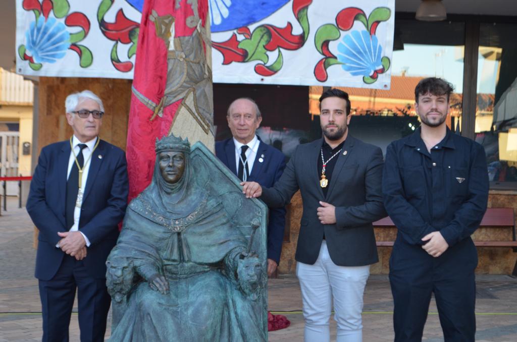 Este sábado la localidad inauguraba una estatua en honor a la reina cuando se cumplen 900 años de la creación del Señorío Eclesiástico de Villadangos | El autor de la escultura, Christian Vega Llamazares, estuvo acompañado en la puesta de largo por la Muy Ilustre, Real e Imperial Cofradía del Milagroso Pendón de San Isidoro.