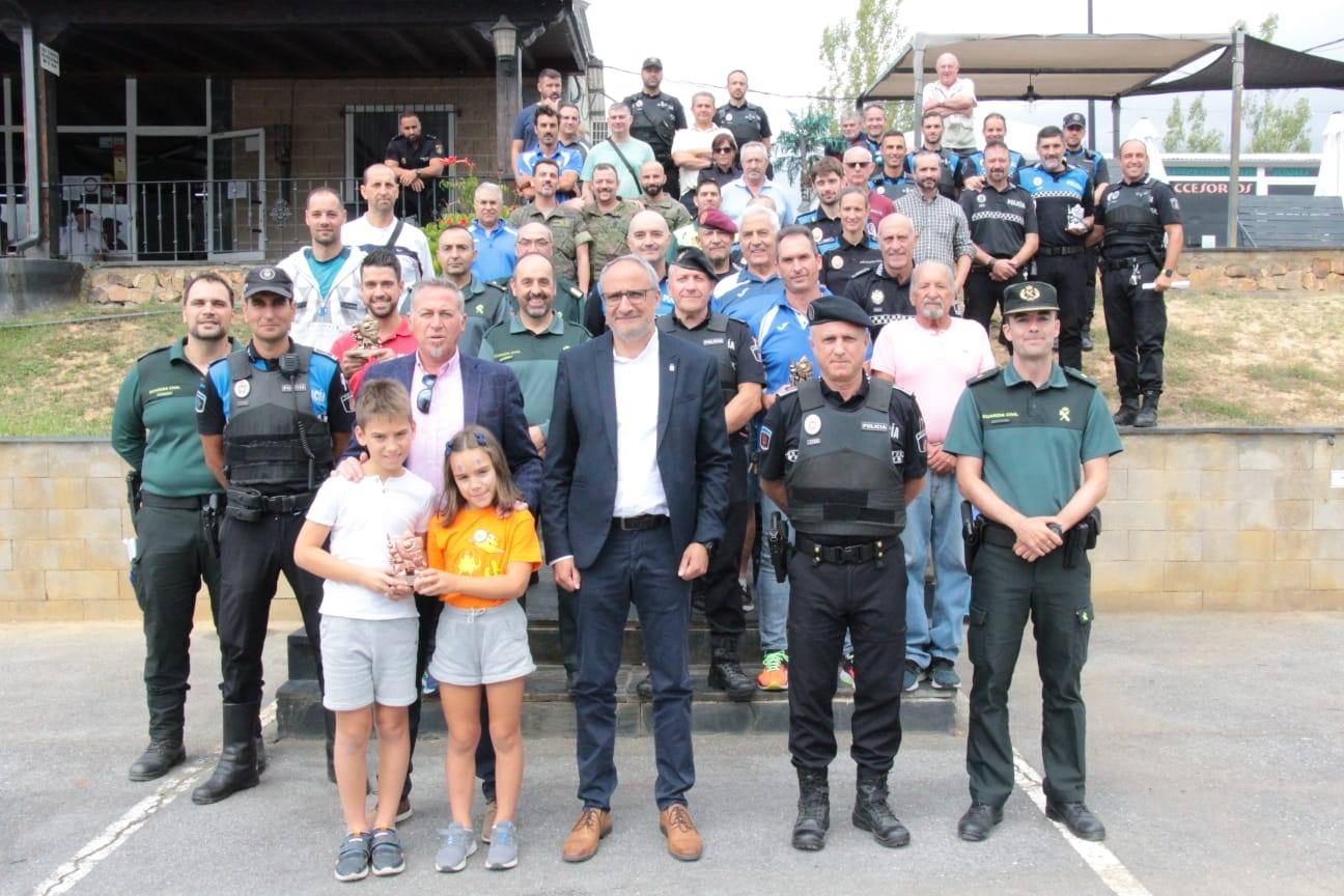 XXI Campeonato de Tiro con Arma Blanca que se celebró este lunes en las instalaciones del club de tiro del polígono de Cabañas Raras.