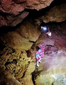 Imagen secundaria 2 - Un grupo de militares de la UME de León participa en un ejercicio de rescate en cuevas