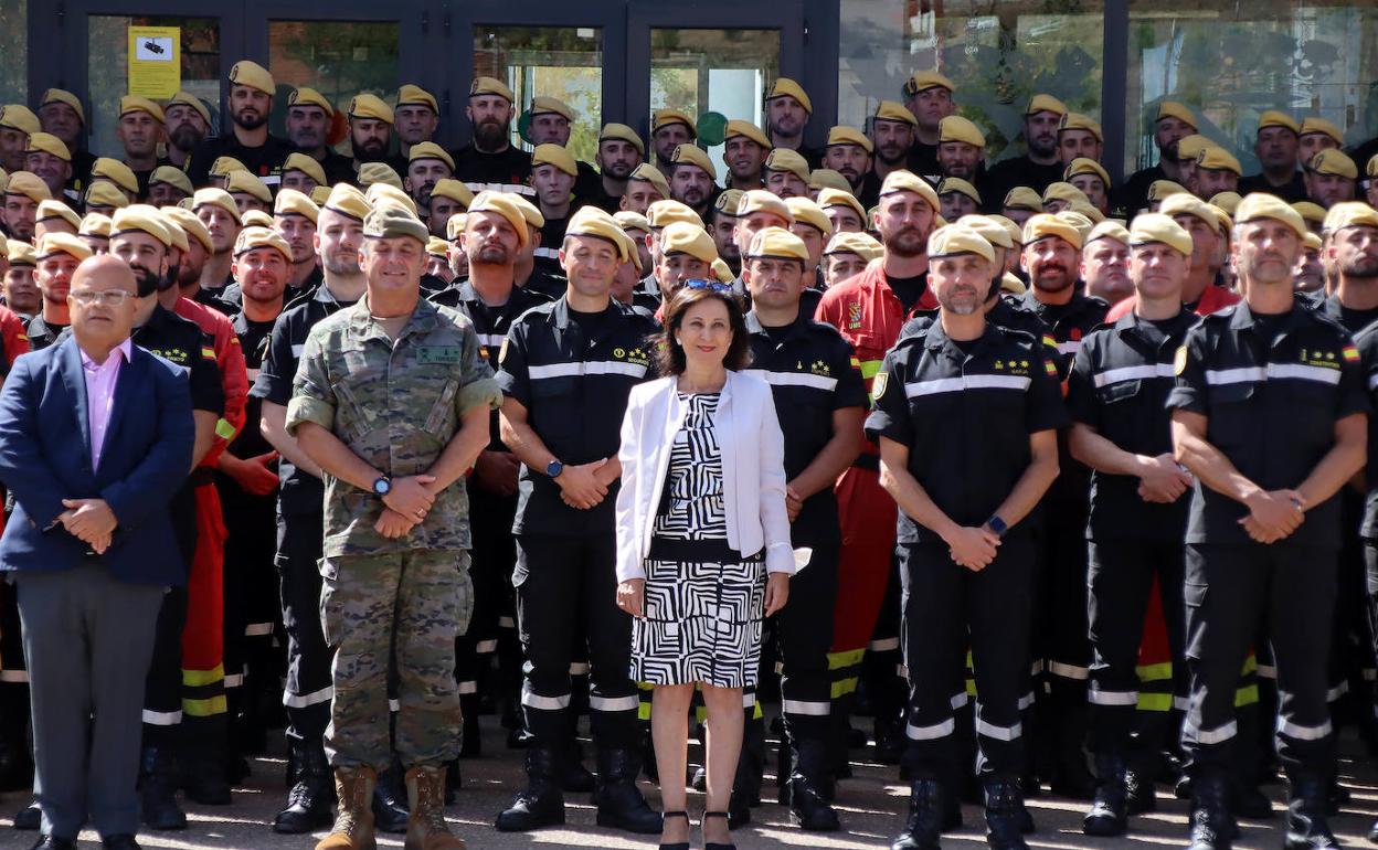 Margarita Robles, ministra de Defensa, posa con los efectivos de la UME en la Base Militar Conde de Gozola en León.