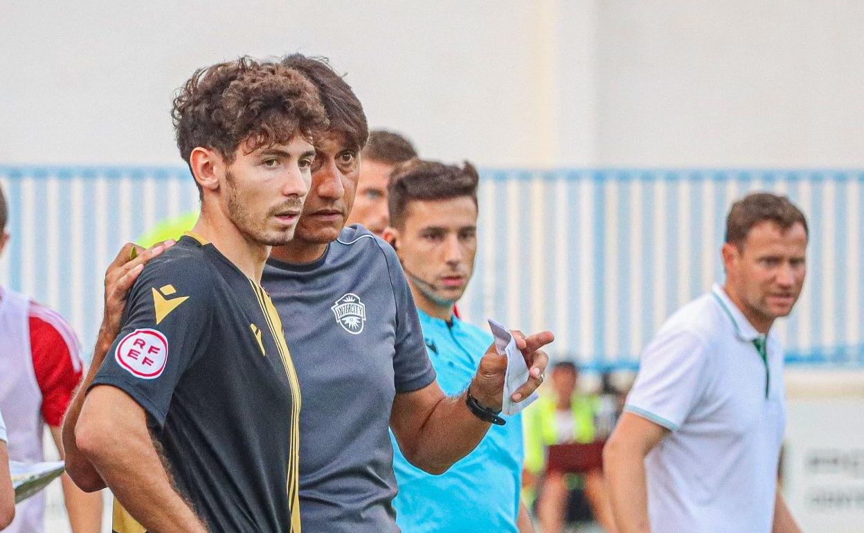 árón junto a Gustavo Siviero, su nuevo entrenador. 