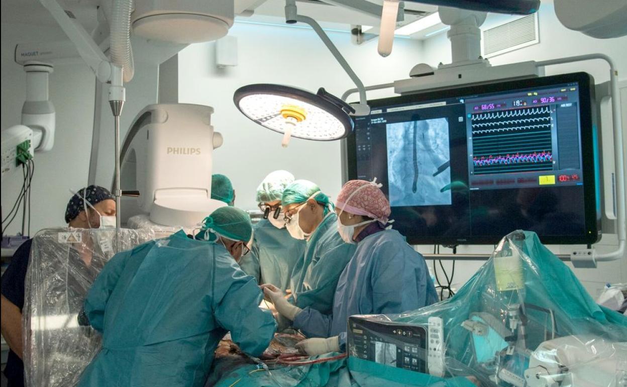 Imagen de un equipo médico durante una intervención quirúrgica.