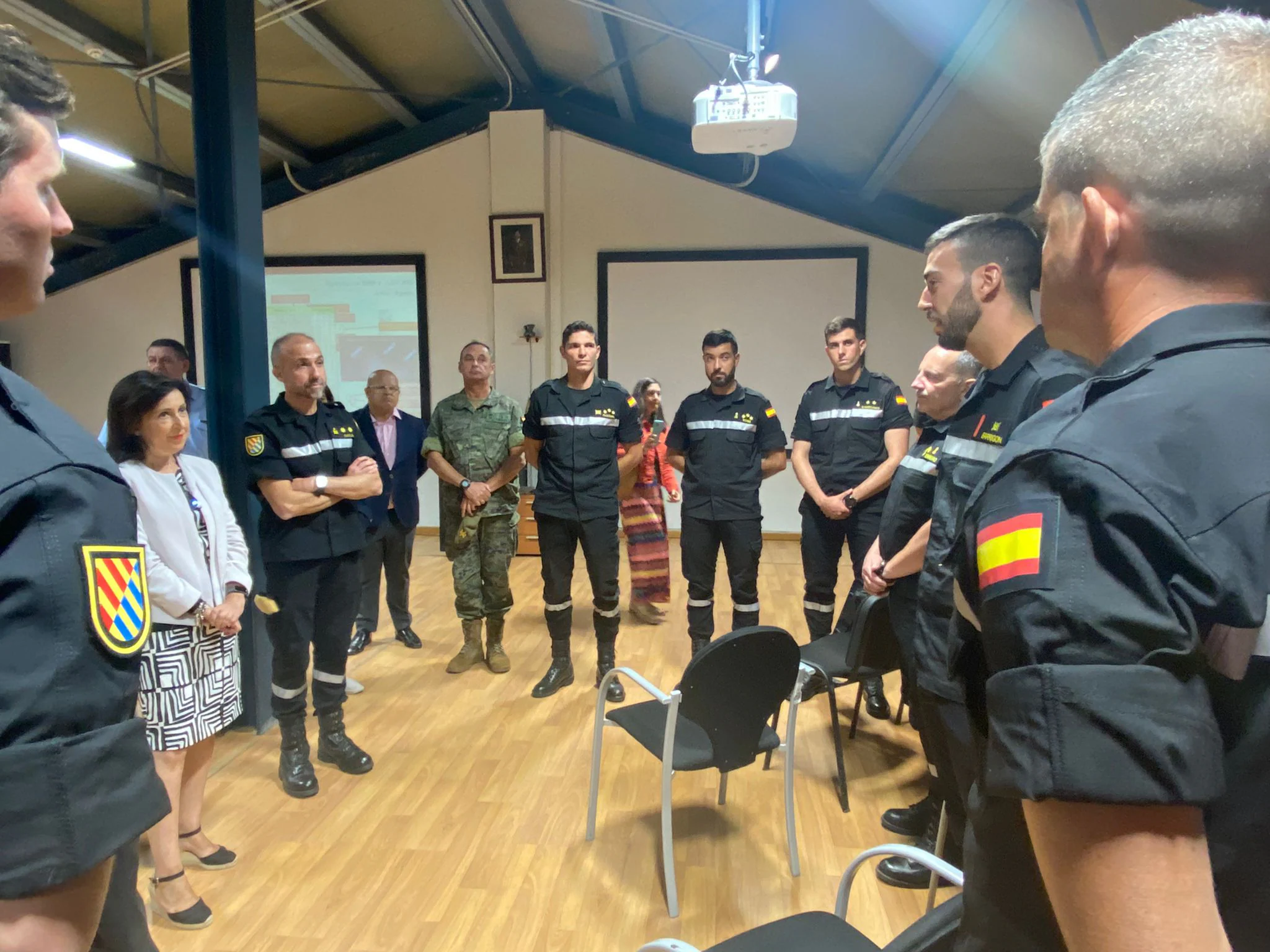 La ministra de Defensa descarta cerrar el campo de El Teleno: «El cambio climático está influyendo mucho en los incendios». Margarita Robles visita el V Batallón de la UME en la base militar leonesa de Conde Gazola: «Quiero poner en valor lo orgullosos que nos sentimos de la UME. León es una ciudad y una provincia para España, que hace muy grande nuestro país». 