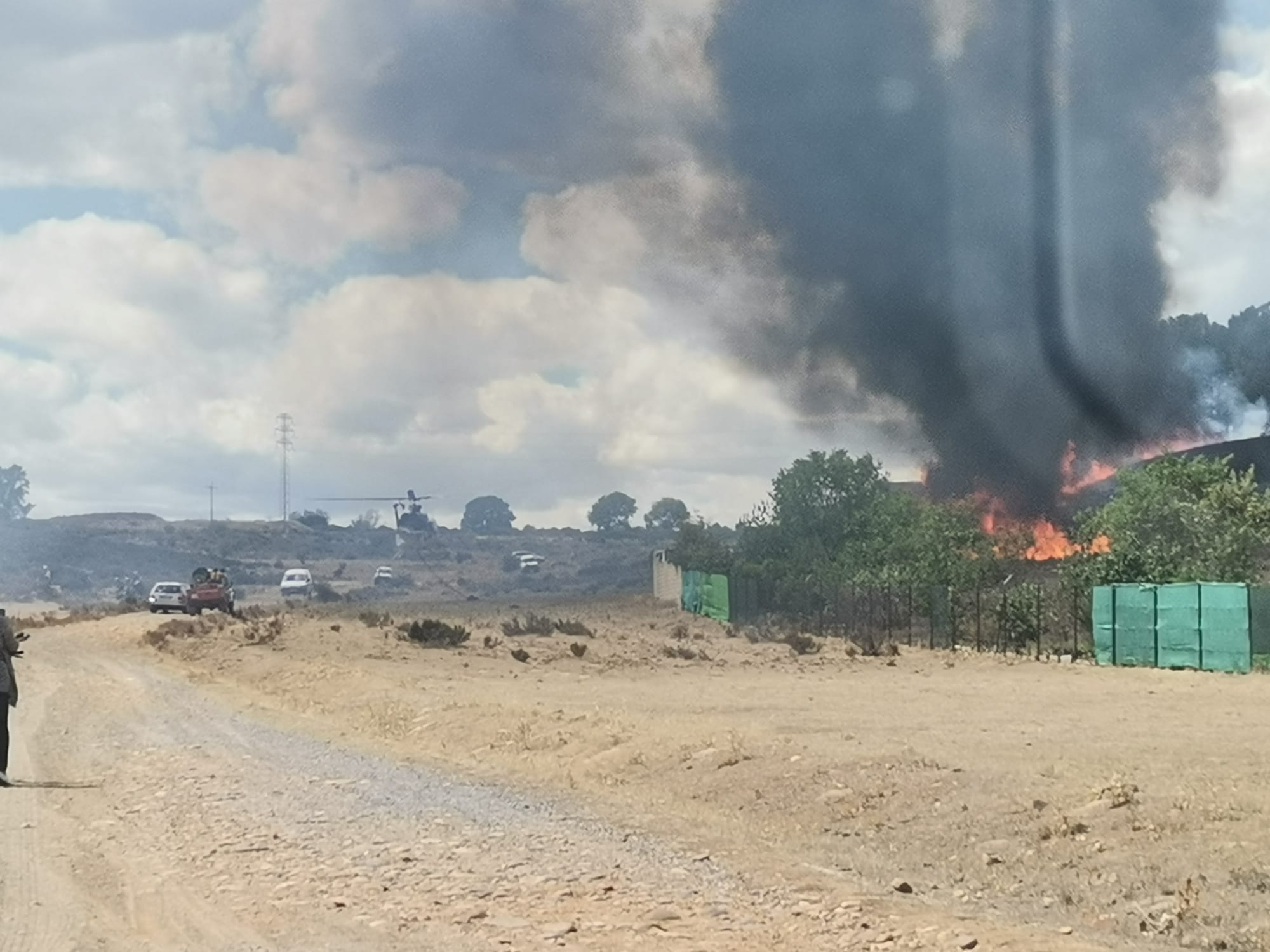 El incendio se originaba pasadas las 14.00 horas y dos dotaciones de bomberos de León trabajan en la zona.