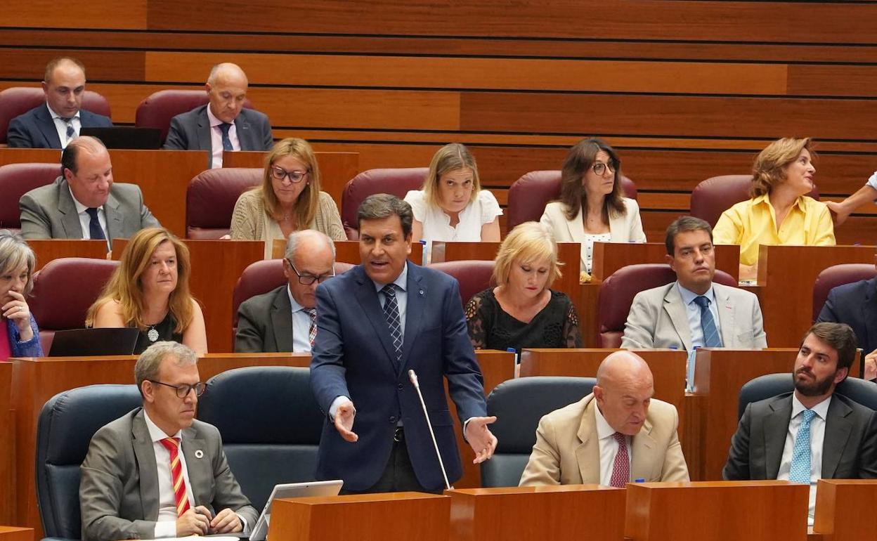 El portavoz de la Junta, Carlos Fernández Carriedo, en una de sus intervenciones durante el pleno celebrado en las Cortes de Castilla y León este martes. 