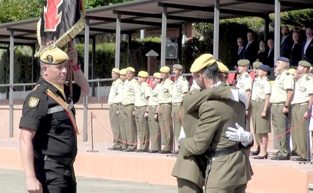 El teniente coronel Daniel Constantino, nuevo jefe de la UME en León, abraza a su homólogo saliente, José Alberto Barja.