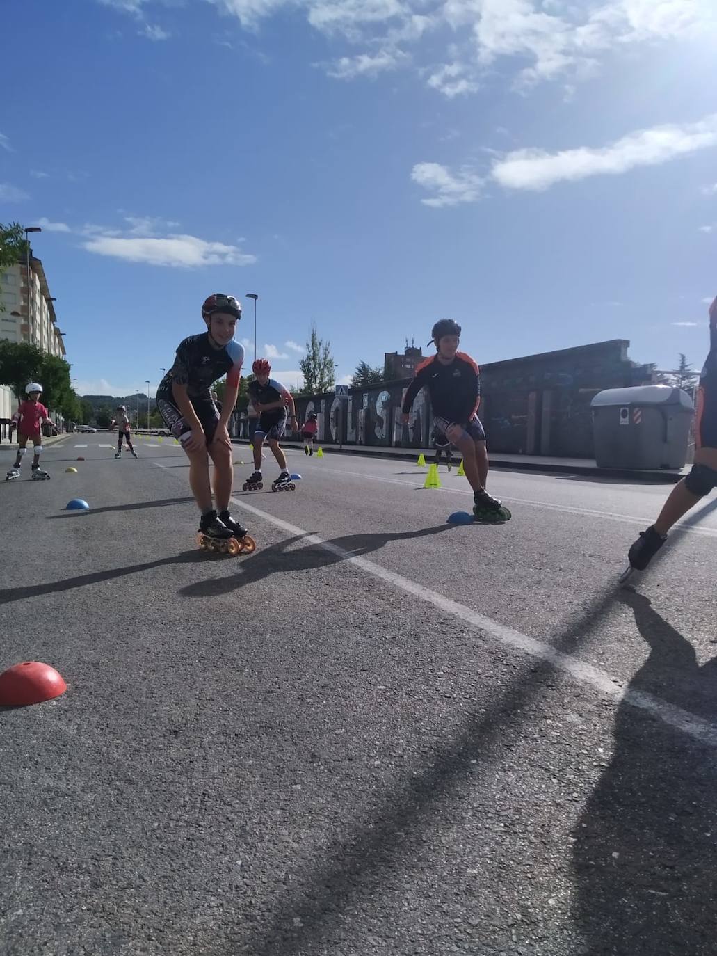 Exhibición de hockey sobre patines en la avenida de la Lealtad de Ponferrada.
