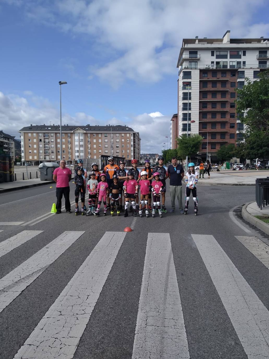 Exhibición de hockey sobre patines en la avenida de la Lealtad de Ponferrada.