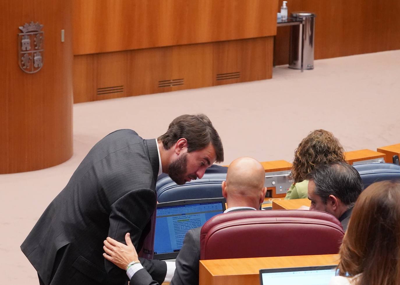 El presidente de la Junta de Castilla y León Alfonso Fernández Mañueco acompañado del vicepresidente Juan García Gallardo y el consejero de Presidencia Jesús Julio Carnero y otros consejeros y procuradores en la segunda jornada del primer Pleno del curso político de las Cortes de Castilla y León.