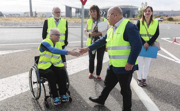 Imagen. En la campaña de sensibilización que ha tenido lugar por la rotonda de Brico Depot, ha participado Juan Aguado, voluntario de la Fundación ASPAYM Castilla y León. 