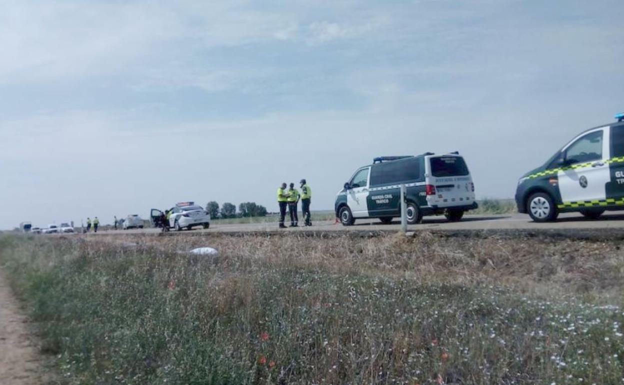 Efectivos de la Guardia Civil de Tráfico, en el lugar del atropello. 