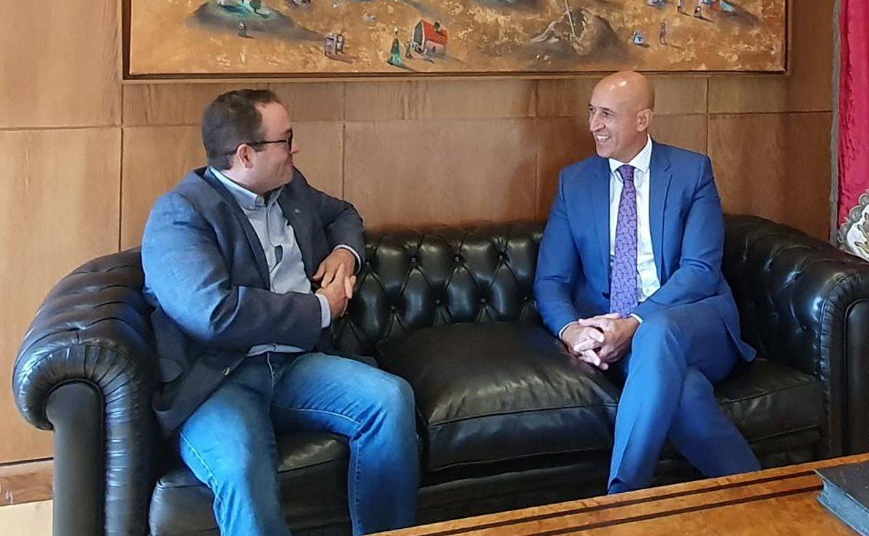 Félix Antonio Barrio, nuevo director del Incibe, y el alcalde de León, José Antonio Diez. 