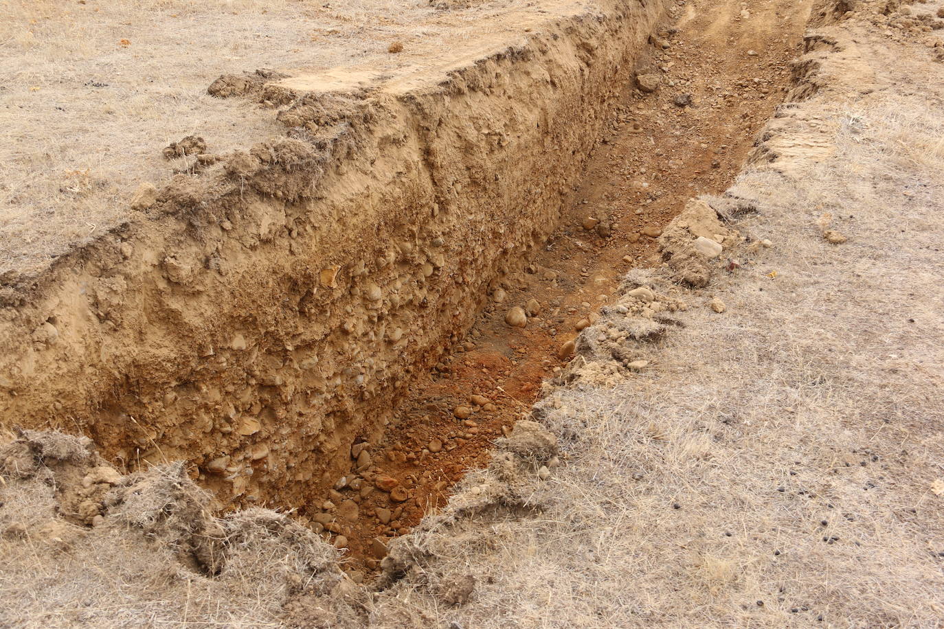 Un equipo de arqueólogos de la Universidad Complutense y el Consejo de Investigaciones Científicas realizan las catas en un descampado de Trobajo del Camino que esconde los restos de un campamento militar romano datado entre los siglo I y III d.C | Es el primer y mayor campamento para la realización de prácticas militares encontrado en la península Ibérica.