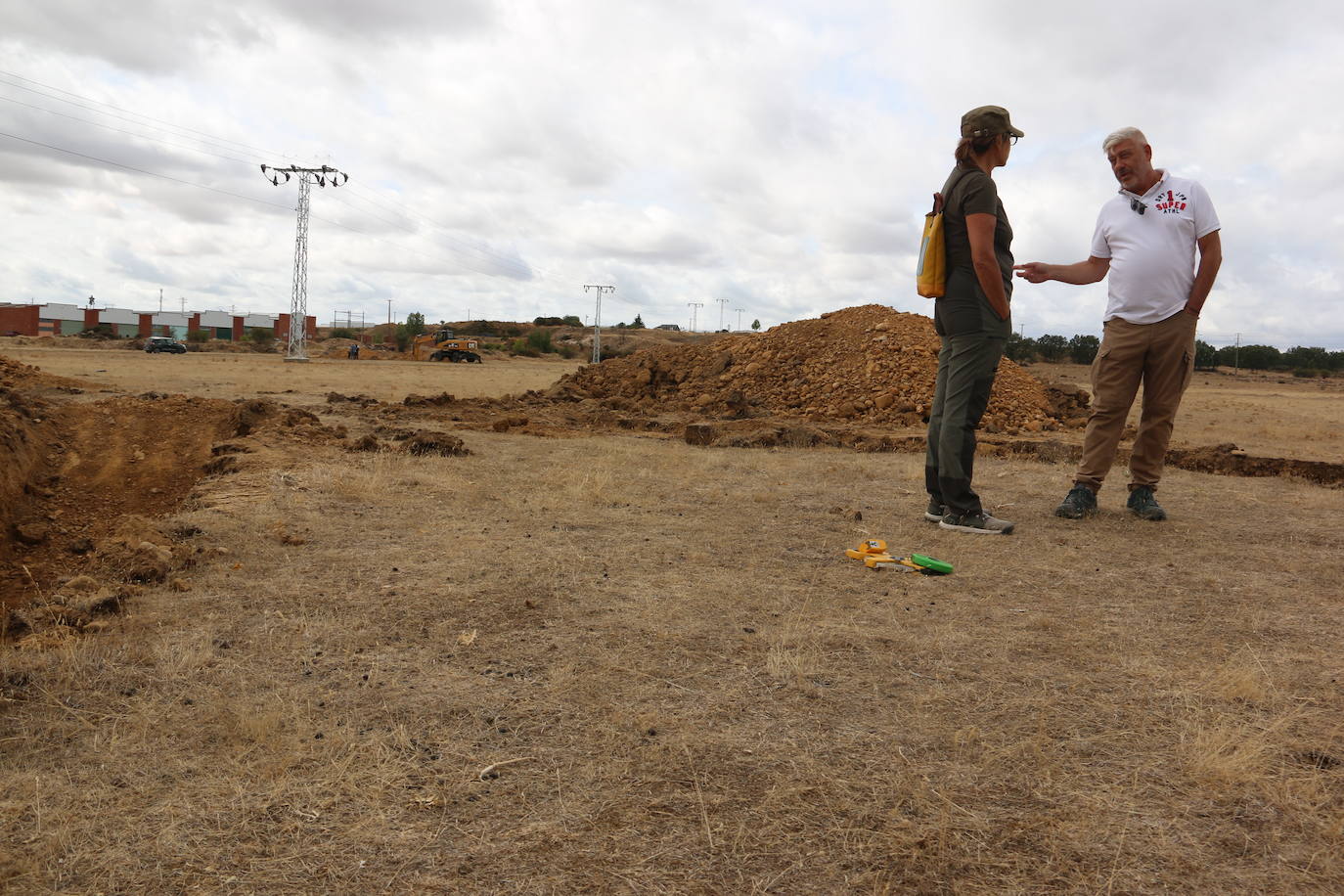 Un equipo de arqueólogos de la Universidad Complutense y el Consejo de Investigaciones Científicas realizan las catas en un descampado de Trobajo del Camino que esconde los restos de un campamento militar romano datado entre los siglo I y III d.C | Es el primer y mayor campamento para la realización de prácticas militares encontrado en la península Ibérica.