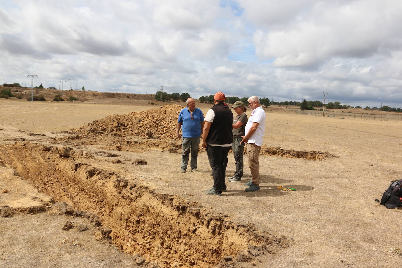 Un equipo de arqueólogos de la Universidad Complutense y el Consejo de Investigaciones Científicas realizan las catas en un descampado de Trobajo del Camino que esconde los restos de un campamento militar romano datado entre los siglo I y III d.C | Es el primer y mayor campamento para la realización de prácticas militares encontrado en la península Ibérica.