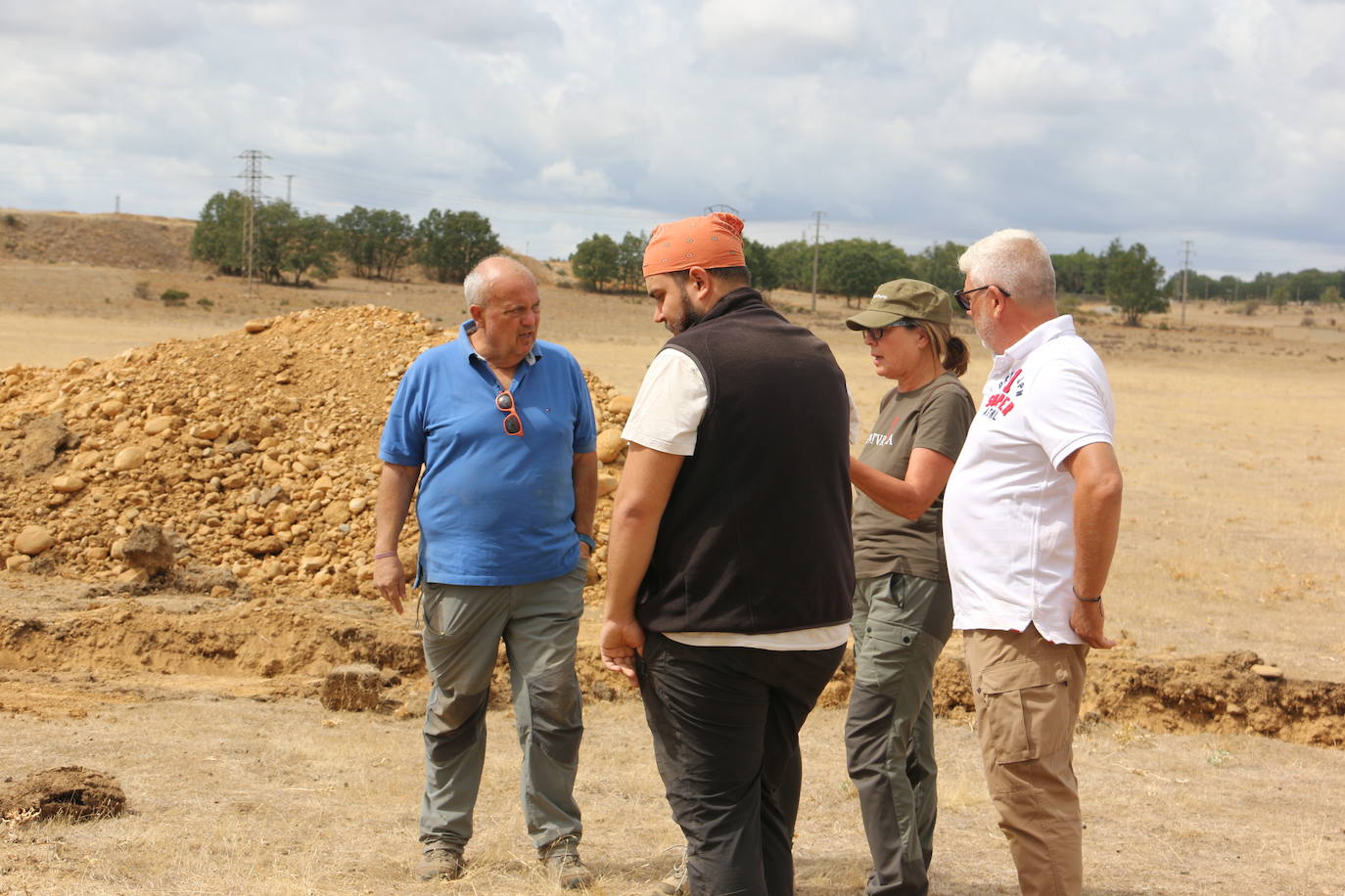 Un equipo de arqueólogos de la Universidad Complutense y el Consejo de Investigaciones Científicas realizan las catas en un descampado de Trobajo del Camino que esconde los restos de un campamento militar romano datado entre los siglo I y III d.C | Es el primer y mayor campamento para la realización de prácticas militares encontrado en la península Ibérica.