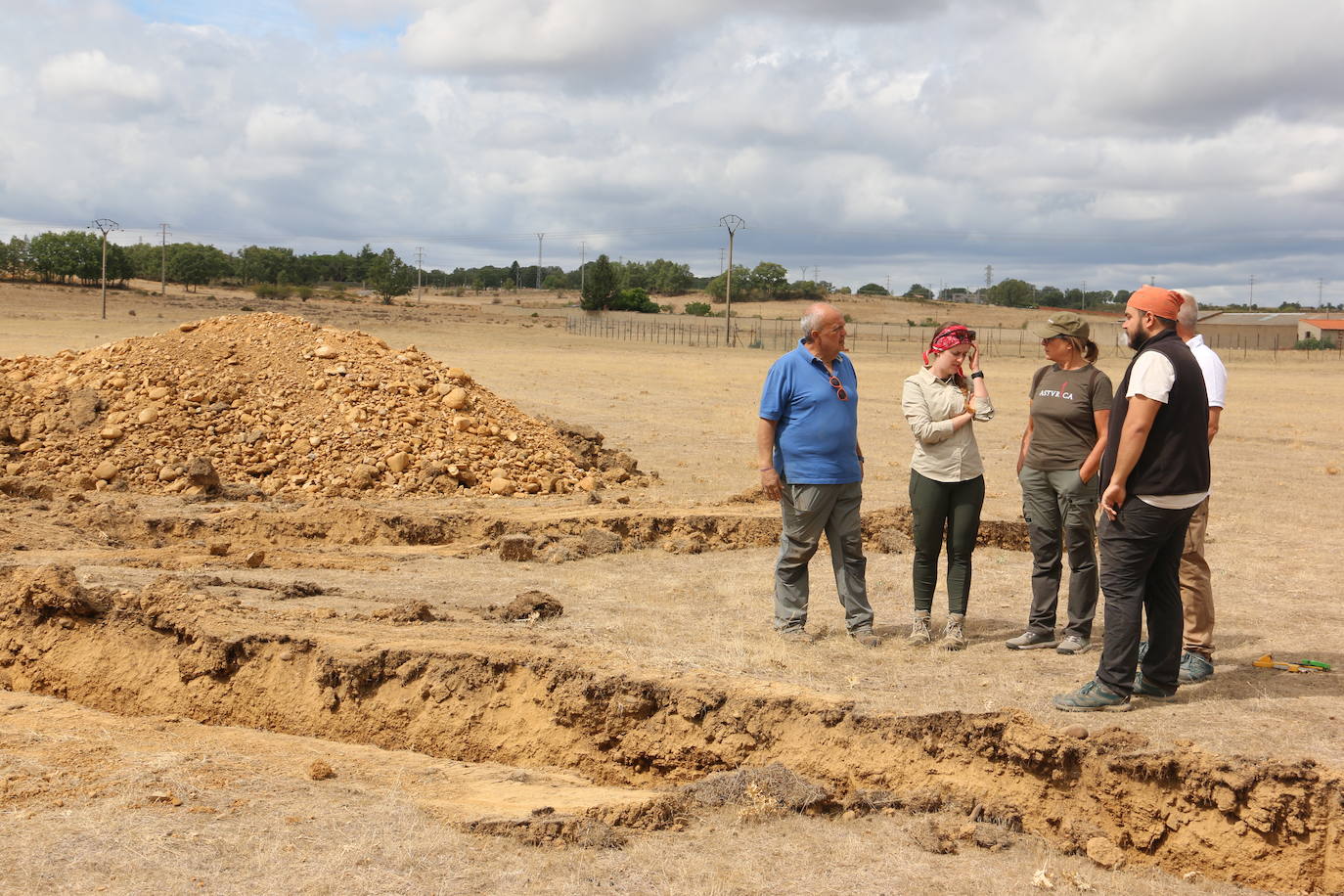 Un equipo de arqueólogos de la Universidad Complutense y el Consejo de Investigaciones Científicas realizan las catas en un descampado de Trobajo del Camino que esconde los restos de un campamento militar romano datado entre los siglo I y III d.C | Es el primer y mayor campamento para la realización de prácticas militares encontrado en la península Ibérica.