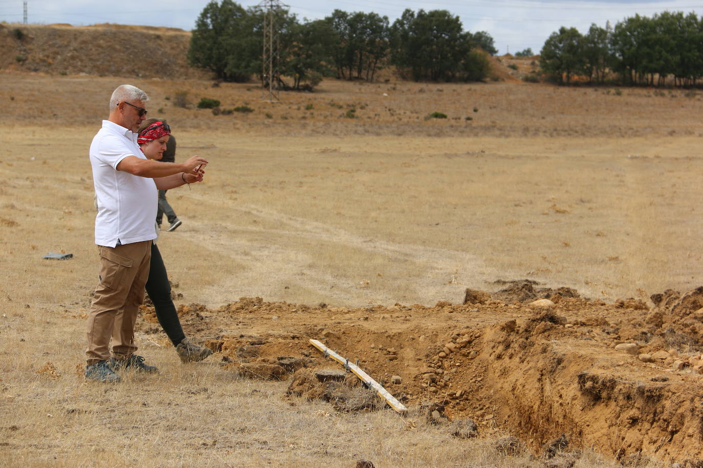 Un equipo de arqueólogos de la Universidad Complutense y el Consejo de Investigaciones Científicas realizan las catas en un descampado de Trobajo del Camino que esconde los restos de un campamento militar romano datado entre los siglo I y III d.C | Es el primer y mayor campamento para la realización de prácticas militares encontrado en la península Ibérica.