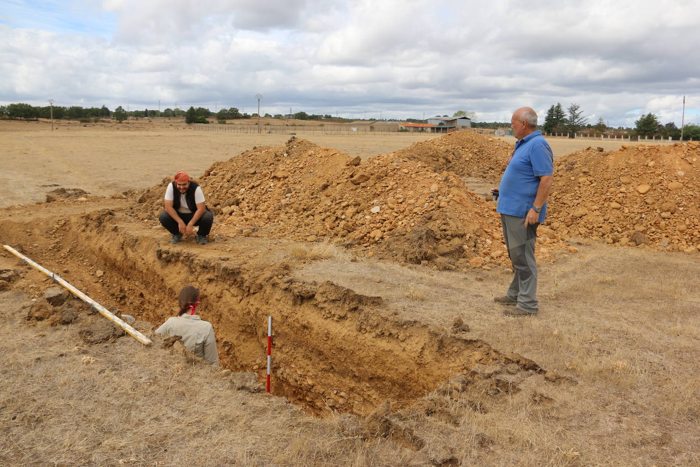 Un equipo de arqueólogos de la Universidad Complutense y el Consejo de Investigaciones Científicas realizan las catas en un descampado de Trobajo del Camino que esconde los restos de un campamento militar romano datado entre los siglo I y III d.C | Es el primer y mayor campamento para la realización de prácticas militares encontrado en la península Ibérica.