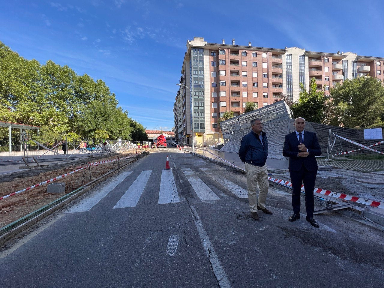 El alcalde de León, José Antonio Diez, acompañado del concejal de Desarrollo Urbano, Luis Miguel García Copete, ha visitado las obras que se están realizando en las calles Fray Luis de León, Señor de Bembibre y Santos de olivera de la zona de la Chantría