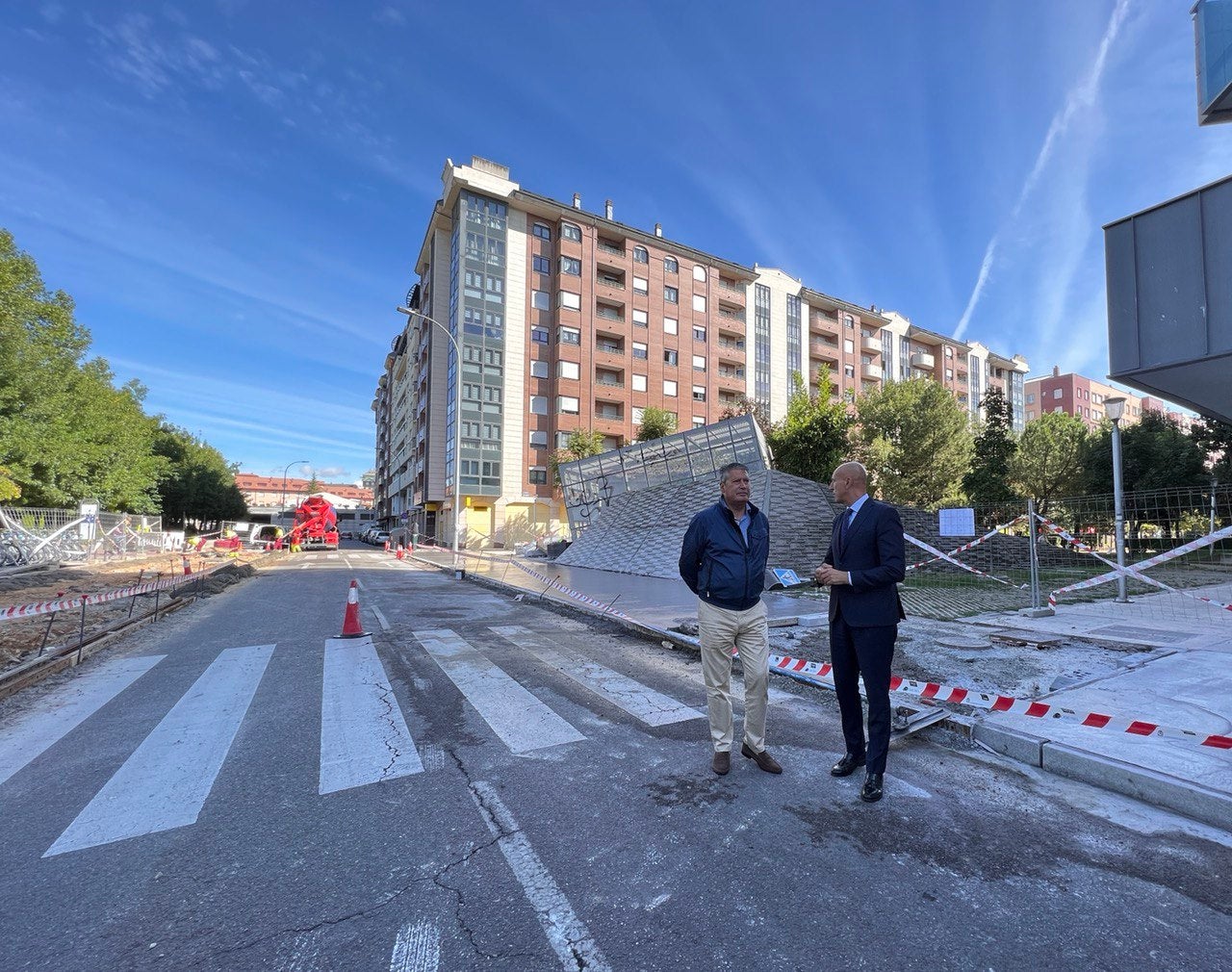 El alcalde de León, José Antonio Diez, acompañado del concejal de Desarrollo Urbano, Luis Miguel García Copete, ha visitado las obras que se están realizando en las calles Fray Luis de León, Señor de Bembibre y Santos de olivera de la zona de la Chantría