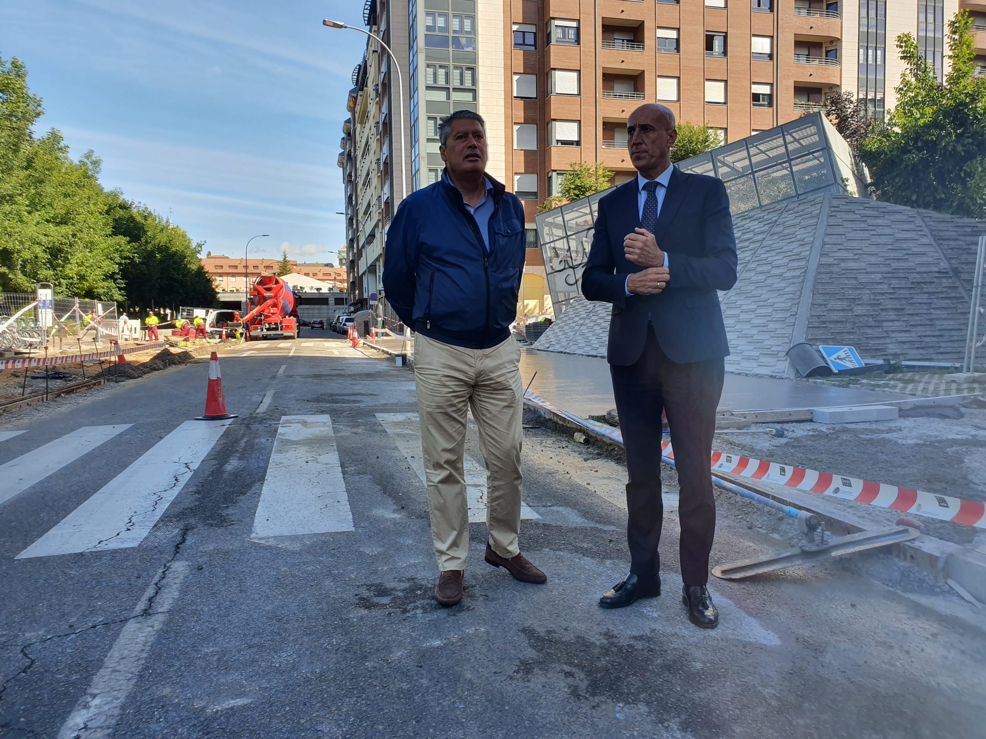El alcalde de León, José Antonio Diez, acompañado del concejal de Desarrollo Urbano, Luis Miguel García Copete, ha visitado las obras que se están realizando en las calles Fray Luis de León, Señor de Bembibre y Santos de olivera de la zona de la Chantría