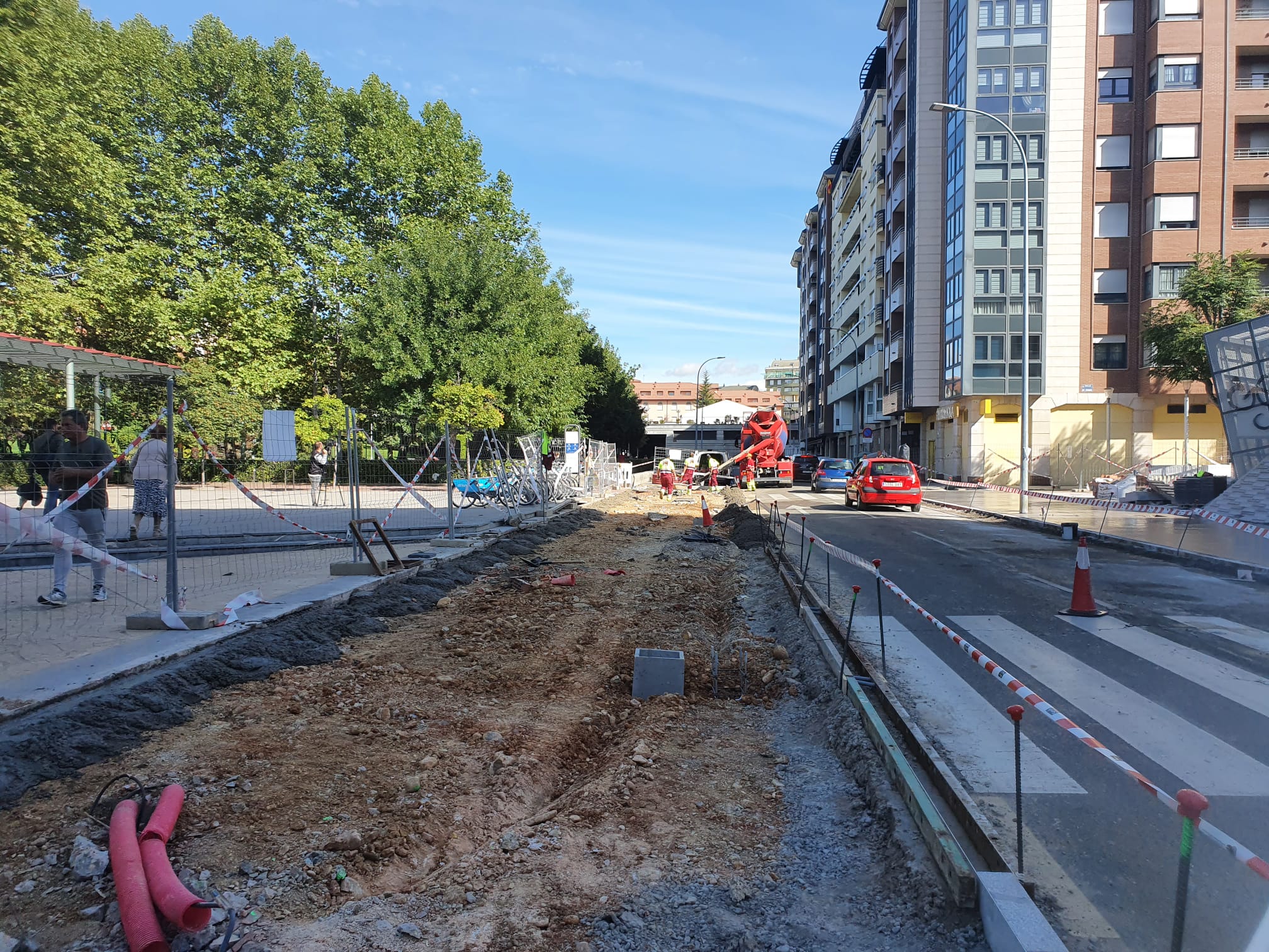 El alcalde de León, José Antonio Diez, acompañado del concejal de Desarrollo Urbano, Luis Miguel García Copete, ha visitado las obras que se están realizando en las calles Fray Luis de León, Señor de Bembibre y Santos de olivera de la zona de la Chantría