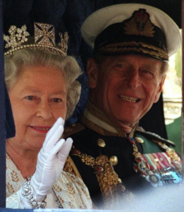 La reina y el duque de Edimburgo saludan desde el coche, tras un discurso pronunciado por la soberana en el Parlamento, el 14 de mayo de 1997.