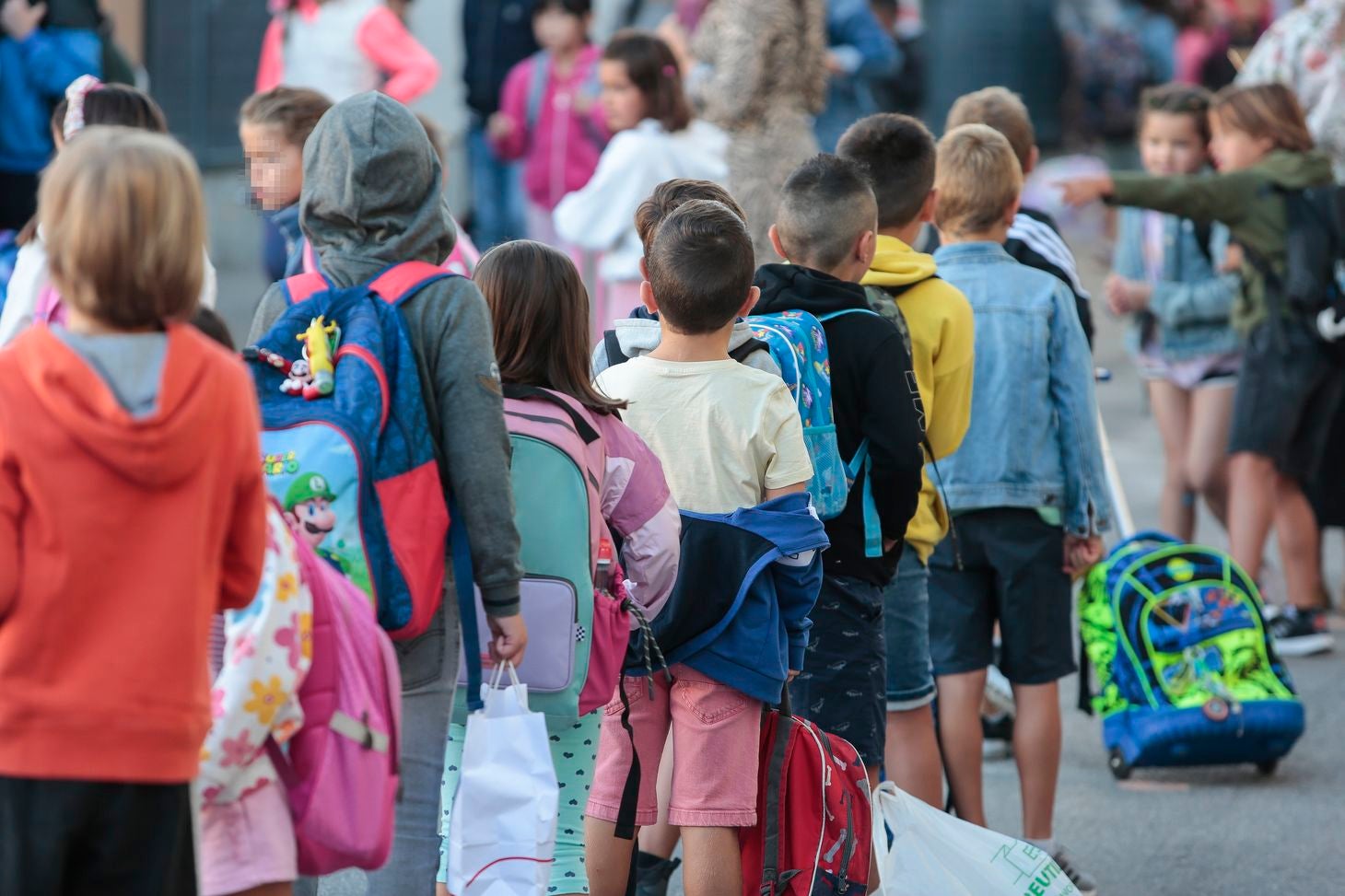 El curso escolar abre sus puertas con la novedad de la educación gratuita de dos a tres años. En León la cifra de nuevos alumnos en esa franja de edad alcanza los 1. 352 en total. 57.499 alumnos forman la 'familia educativa' de la provincia. 