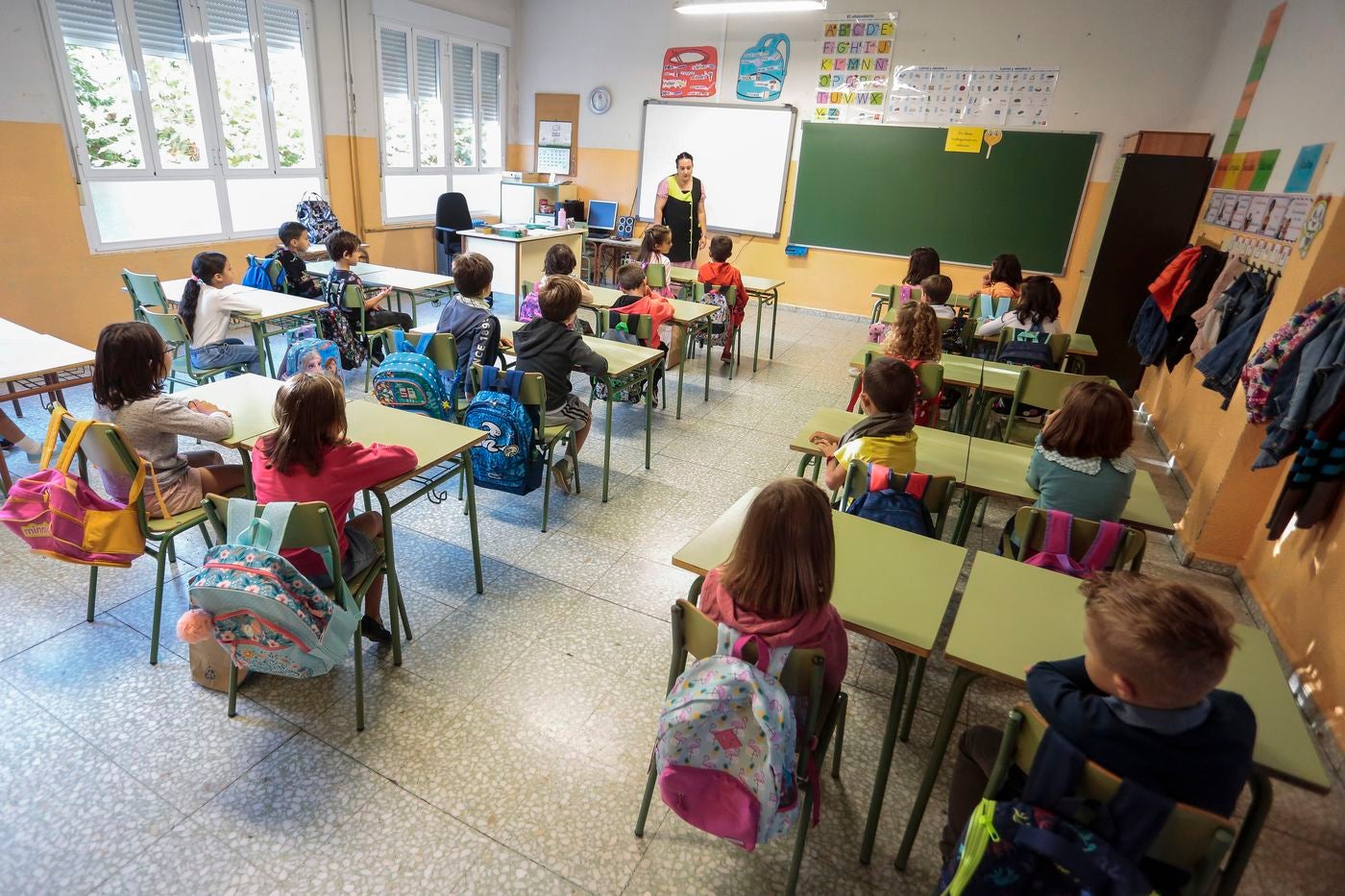 El curso escolar abre sus puertas con la novedad de la educación gratuita de dos a tres años. En León la cifra de nuevos alumnos en esa franja de edad alcanza los 1. 352 en total. 57.499 alumnos forman la 'familia educativa' de la provincia. 