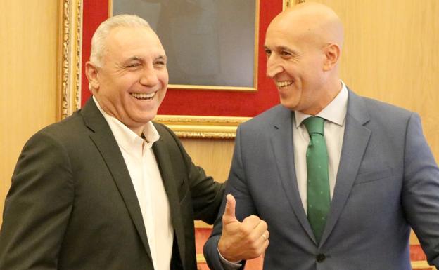 Galería. Hristo Stoichkov bromea junto al alcalde de León, José Antonio Diez, en la recepción oficial en el consistorio de San Marcelo.