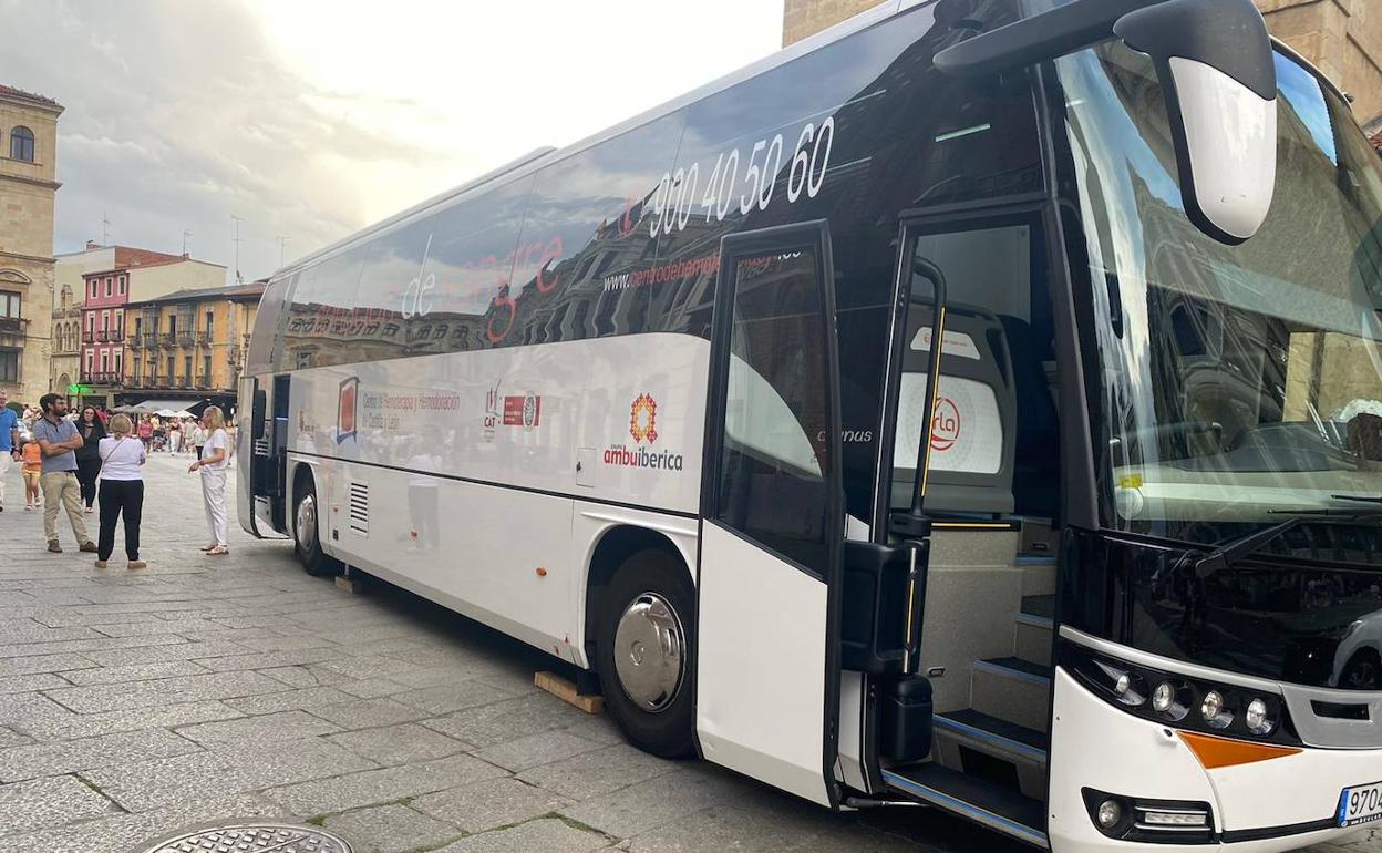 Uno de los autobuses donde los ciudadanos pueden realizar donaciones de sangre.