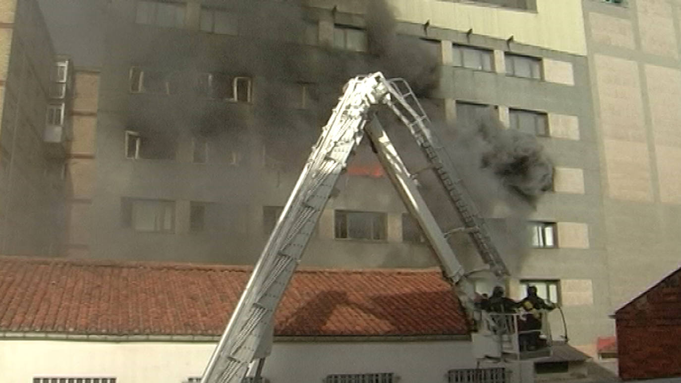 El 10 de agosto de 2012 la sede del consistorio leonés en la calle Ordoño II registraba un incendio que tiñió las calles de humo negro y mantuvo en vilo a los leoneses durante más de cinco horas | Las llamas se iniciaban en la tercera planta a primera hora de la tarde y bomberos y la UME apagaban el fuego una tarde en la que León tuvo el corazón en un puño.