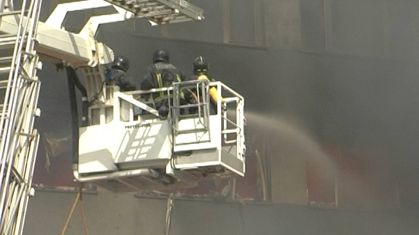 El 10 de agosto de 2012 la sede del consistorio leonés en la calle Ordoño II registraba un incendio que tiñió las calles de humo negro y mantuvo en vilo a los leoneses durante más de cinco horas | Las llamas se iniciaban en la tercera planta a primera hora de la tarde y bomberos y la UME apagaban el fuego una tarde en la que León tuvo el corazón en un puño.