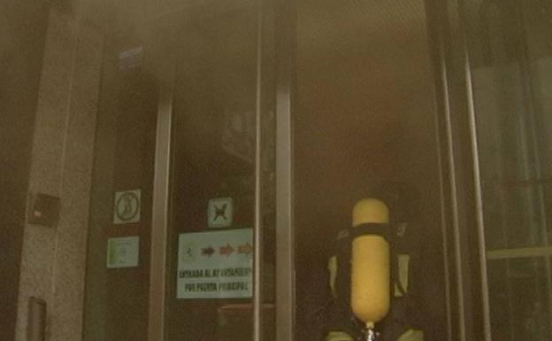 Imagen principal - Diez años del incendio del Ayuntamiento de León: la tarde en la que el cielo se tiñó de negro