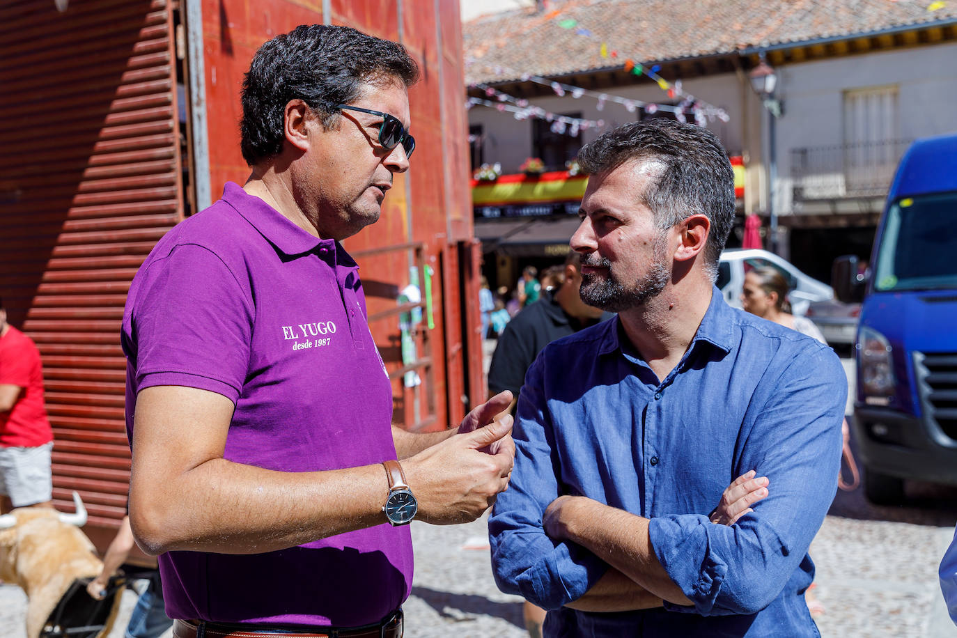 El secretario general del PSCyL y portavoz en las Cortes, Luis Tudanca, atiende a los medios de comunicación antes del acto público que con motivo de las fiestas patronales celebra la Agrupación del PSOE del Nordeste de Segovia